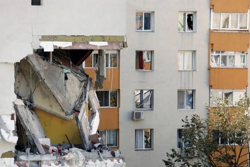 Bir binada patlama: 3 ölü, 13 yaralı