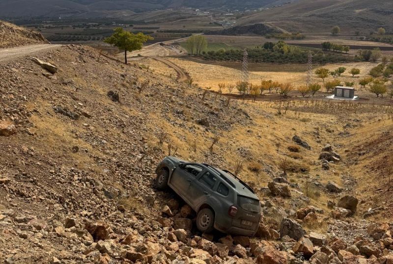 Erkenek’te İki Ayrı Kazada Araçlar Şarampole Yuvarlandı