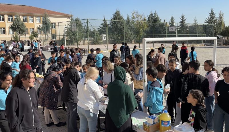 Biruni Ortaokulu Öğrencilerinden Gazze İçin Anlamlı Kermes