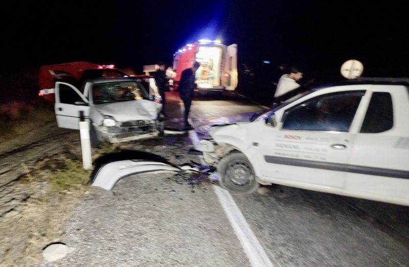 Arguvan Yolunda Kafa Kafaya Çarpışma: 2 Yaralı