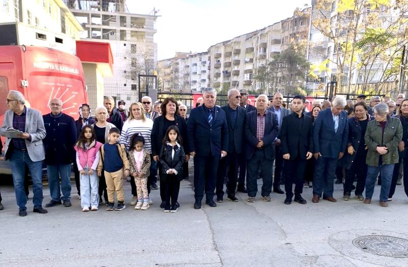 CHP İlçe Teşkilatları 10 Kasım’da Okul Önlerinde Ata’yı Andı