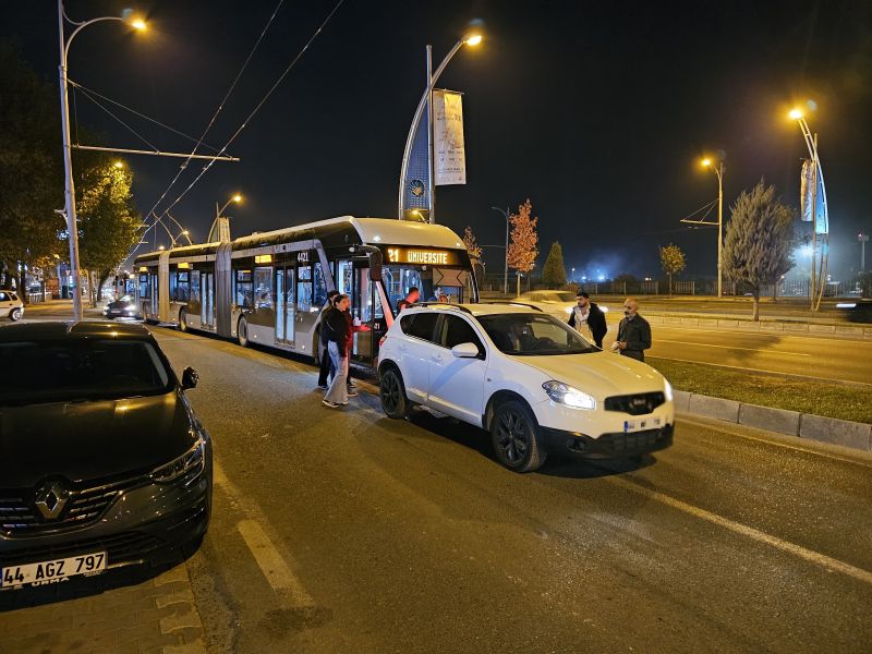 Malatya’da Trambüsün Önünü Kesip Trafiği Engelledi