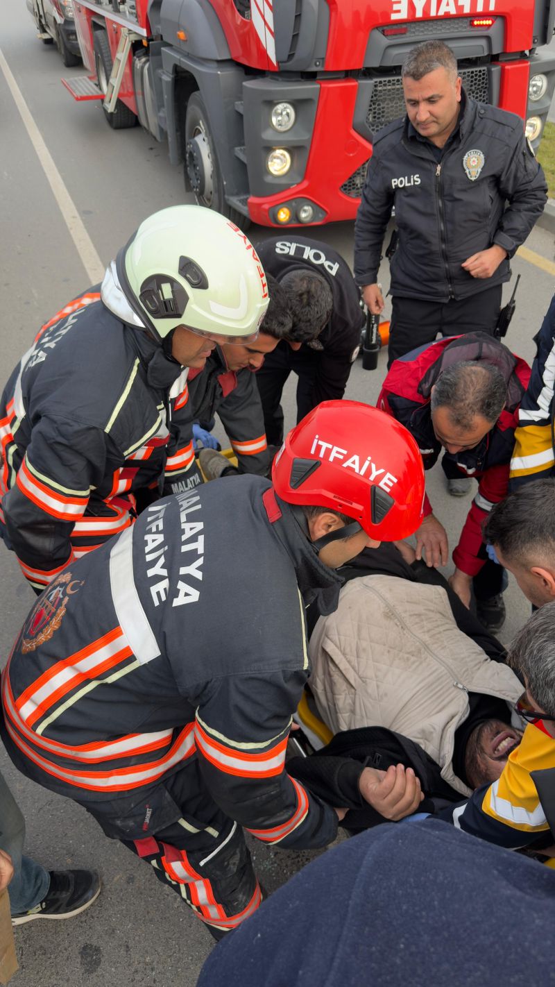 Kamyonet ile Kamyon çarpıştı: Araçta sıkışan Sürücü Yaralandı