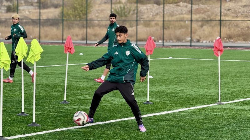 14 Yaşındaki Emir Süleyman Ataş A Takım Antrenmanında Yer Aldı