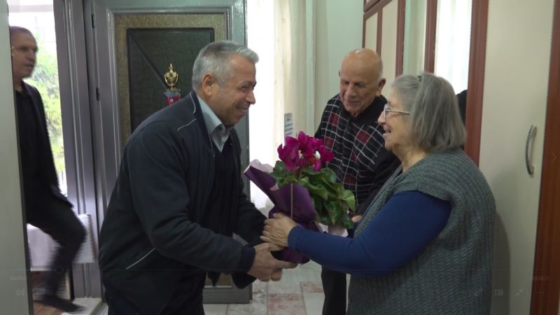 51 Yıl Sonra Öğrencilerinden Vefa: Emekli Öğretmenlerini Ziyaret Ettiler