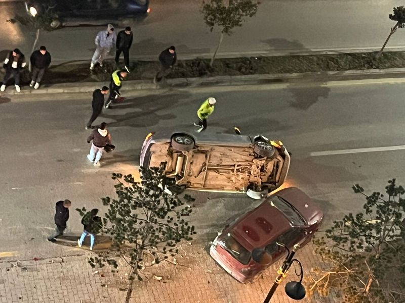 Park Halindeki Araca Çarpan Otomobil Ters Döndü: Sürücü Kaçtı