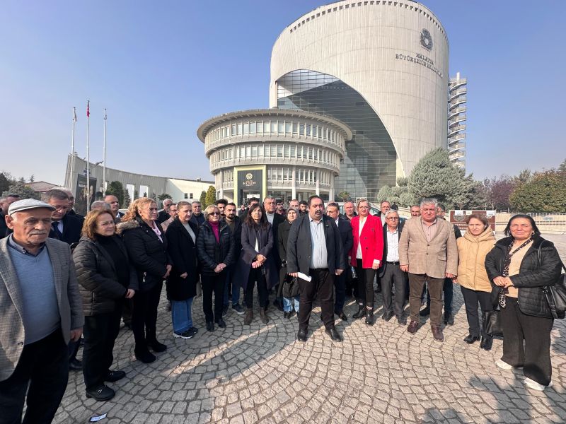 CHP’den Büyükşehir Belediyesi Önünde Kütüphane Açıklaması