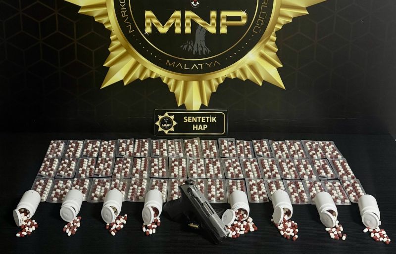 Sokak Satıcılarına Yönelik Operasyonda Sentetik Ecza ve Tabanca Ele Geçirildi