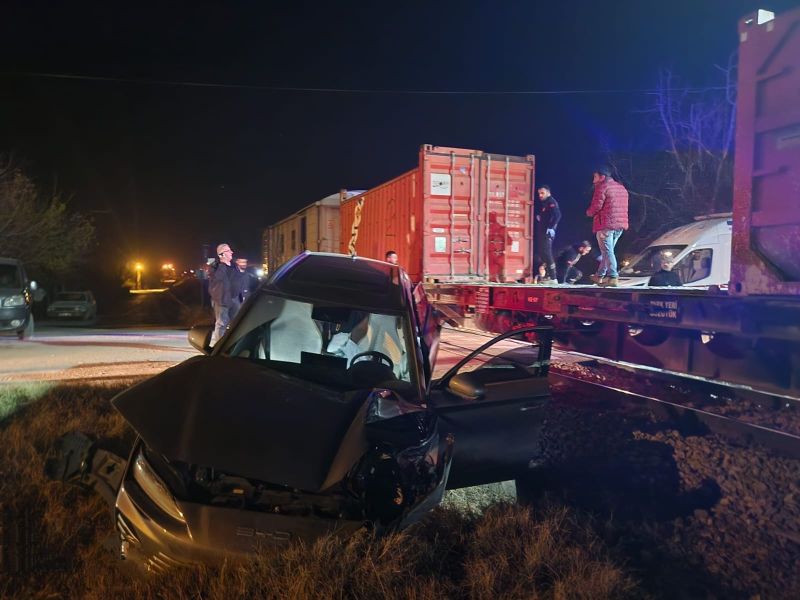 Hemzemin Geçitte Kaza, Tren Otomobile Çarptı