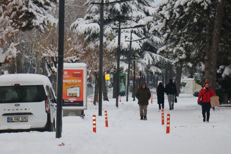 Malatya’da Kar Sevinci: Okullar Tatil Oldu, Cadde ve Sokaklar Şenlendi