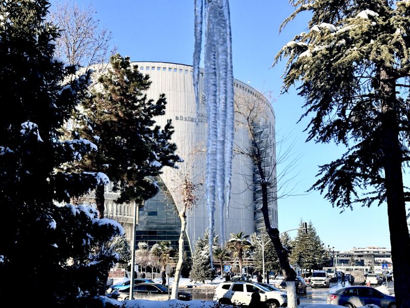 Çatı Oluklarındaki Buz Sarkıtları Tehlike Saçıyor