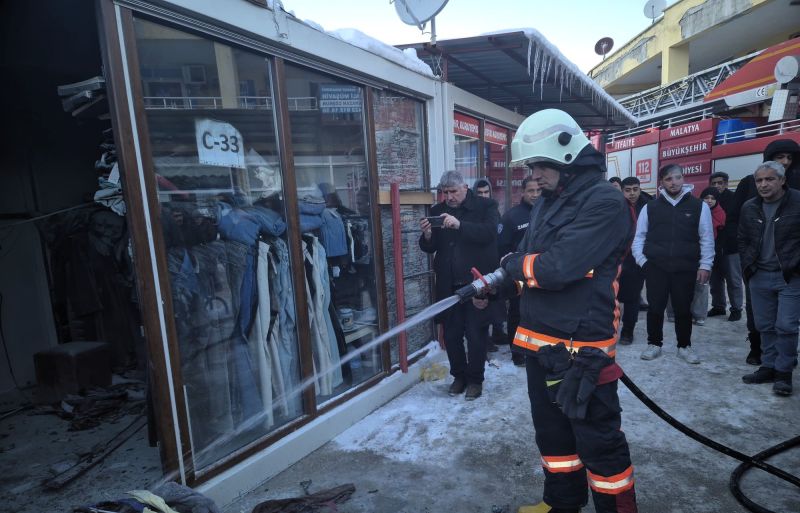 Darende Konteyner Çarşı’da Yangın Korkuttu