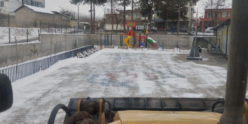 Battalgazi Belediyesi’nden Okul Bahçelerinde Kar Temizliği