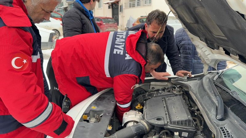 Doğanşehir’de Kaputa Sıkışan Kedi İtfaiye Ekiplerince Kurtarıldı