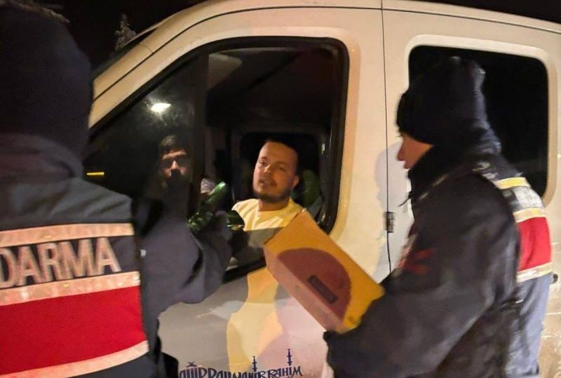Jandarmadan Mahsur Kalan Vatandaşlara Yiyecek Desteği