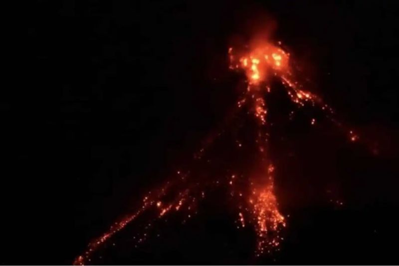 Filipinler'deki Mayon Yanardağı'nda 100 metrelik lav fışkırması gözlemlendi