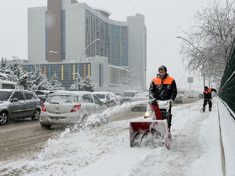 Yeşilyurt Belediyesi Karla Mücadelede 7/24 Sahada!