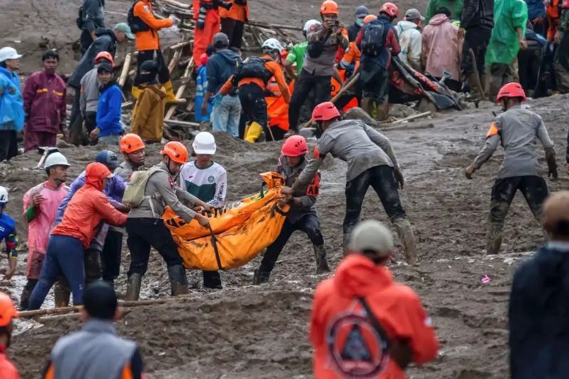 Endonezya'daki toprak kaymasında 34 ölü, 46 kayıp