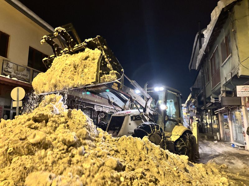 Arapgir’de karla mücadele çalışmaları gece boyunca sürdü