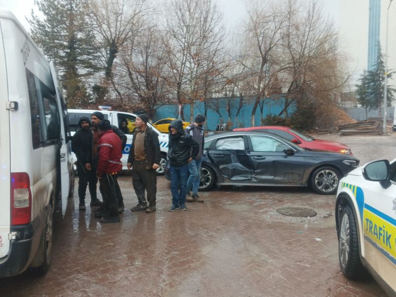 Malatya’da İşçi Servisi İle Otomobil Çarpıştı: 2 Yaralı