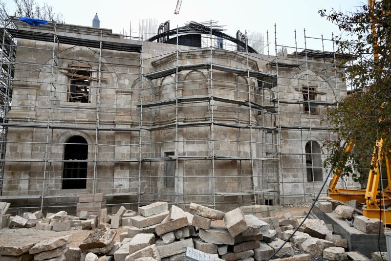 Bakan Ersoy Malatya’da Restorasyonu Süren Tarihi Yapılarda İncelemelerde Bulundu