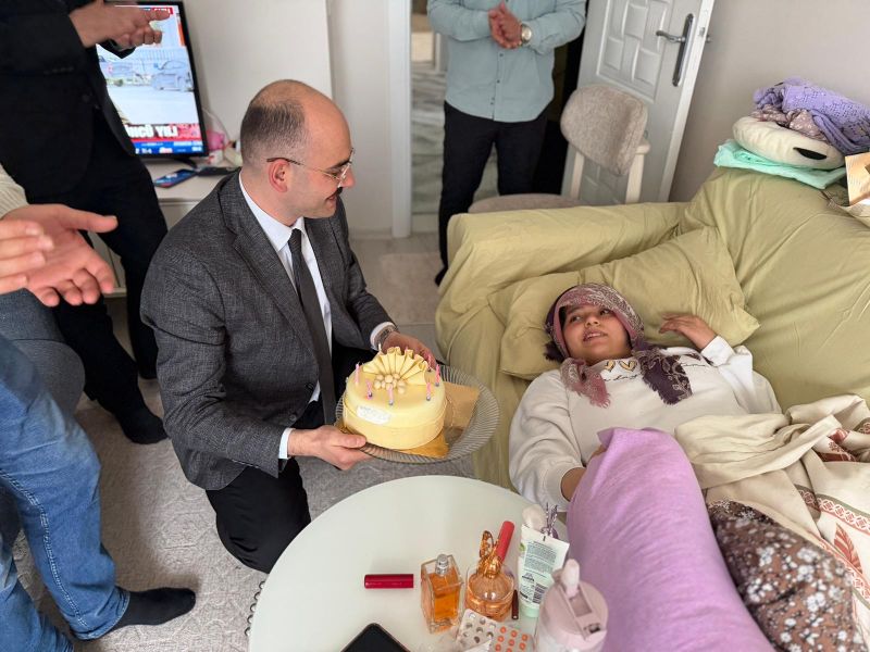 Depremde Bacağını Kaybetti, Hayata Tutundu