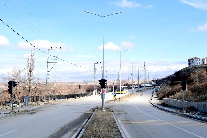 Büyükşehir Trafikte Güvenliği Artırıyor: Yoğun Noktalara Sinyalizasyon Kuruluyor