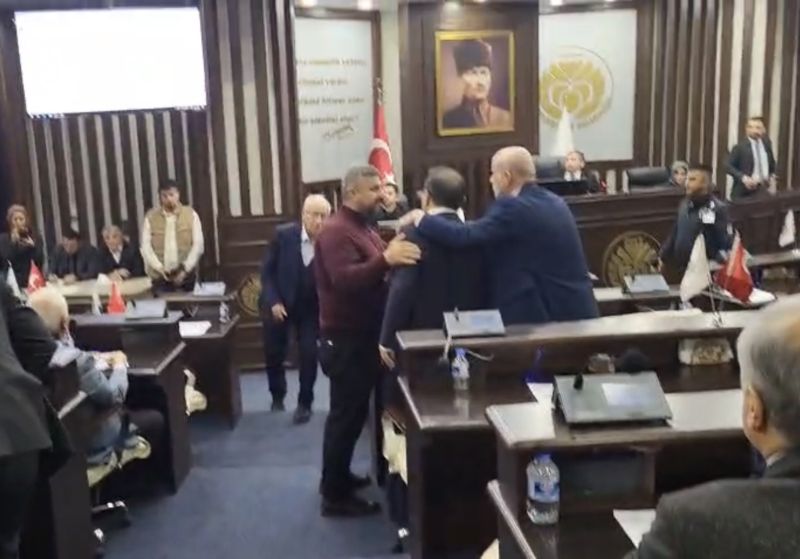 Büyükşehir Meclisi Karıştı