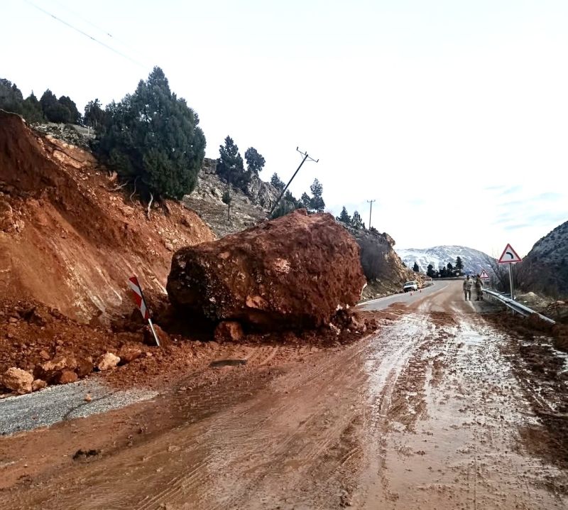 Doğanşehir’de Toprak Kayması Nedeniyle Yol Tek Şeride Düştü