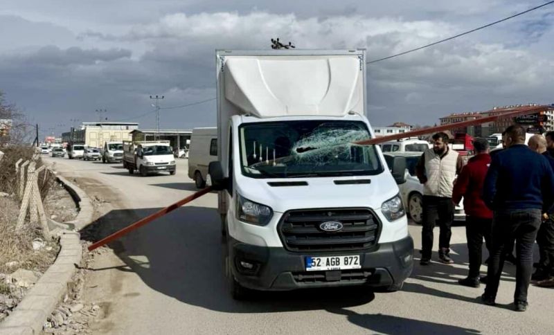 Malatya’da Rüzgarın Savurduğu Demir Parça Aracın İçine Girdi