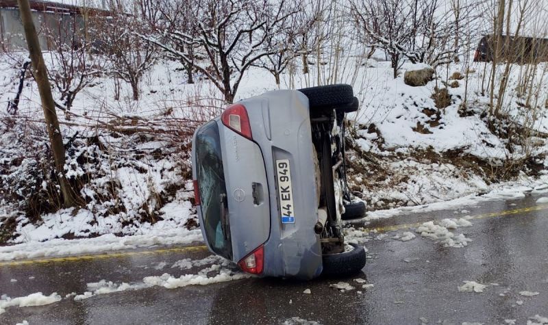 Kar ve Buzlanma Kazaya Neden Oldu: Otomobil Devrildi