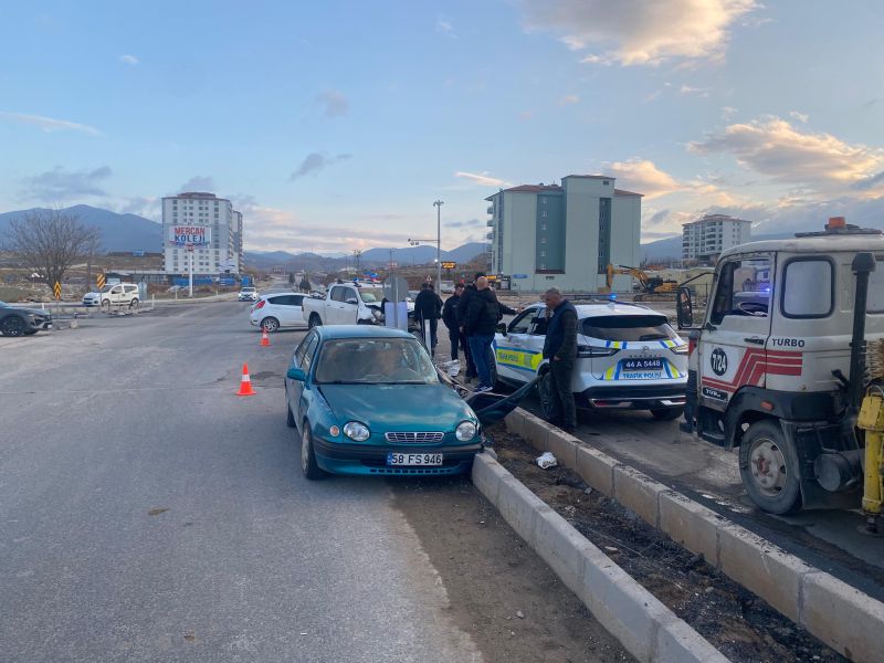 Yeşilyurt’ta Otomobil İle Pikap Çarpıştı: 1 Yaralı