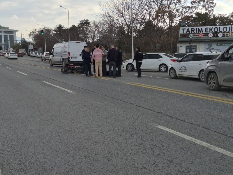Otomobilin Çarptığı Motosiklet Sürücüsü Yaralandı