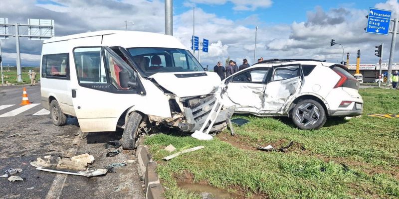 Diyarbakır'da Servis Minibüsü ile Otomobil Çarpıştı: 13’ü Öğrenci 15 Yaralı