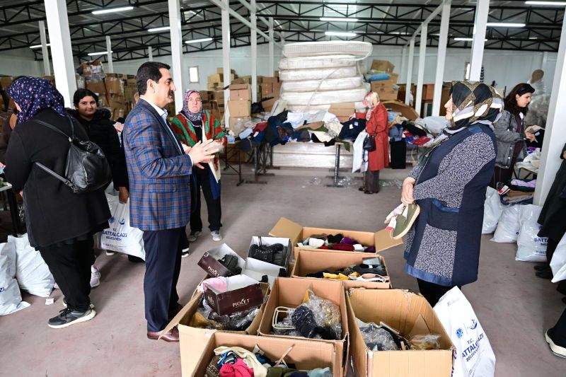 Başkan Taşkın Yardım Malzemeleri Tasnif Çalışmasına Eşlik Etti