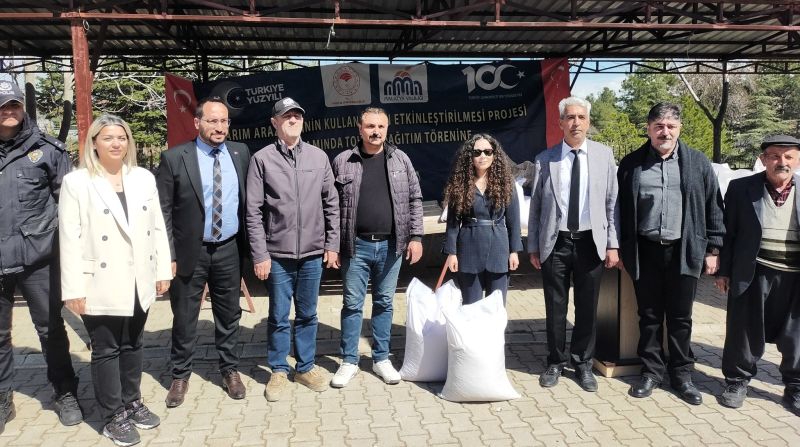 Arguvan’da Nohut Tohumu Dağıtıldı: 132 Üreticiye 70 Bin Kilogram Destek
