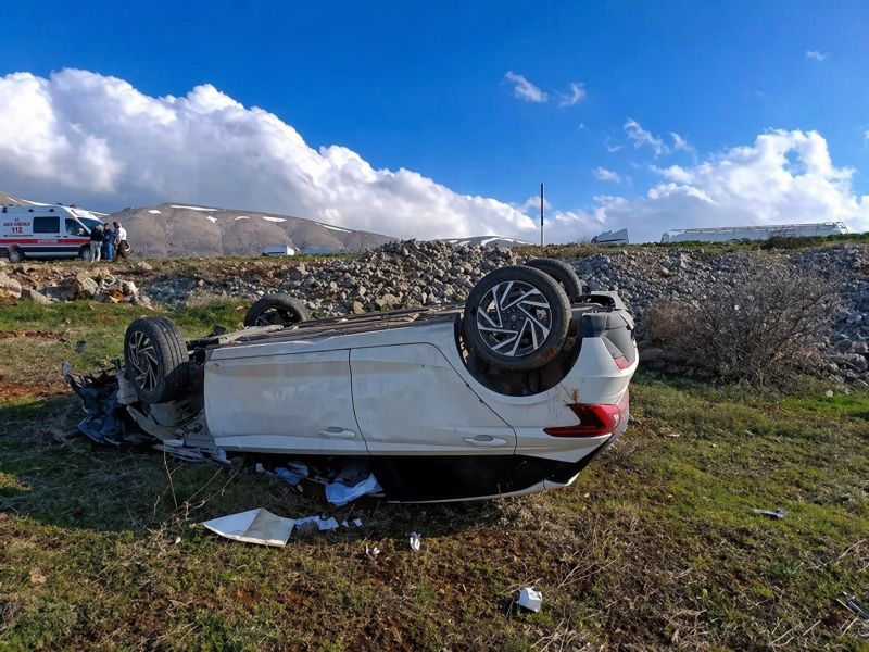 Doğanşehir’de Otomobil Şarampole Devrildi: Doktor Yaralandı
