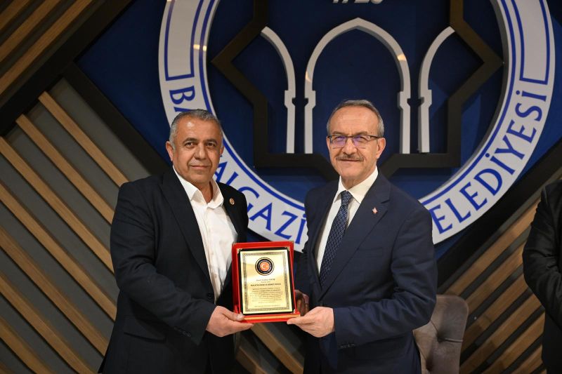 Vali Seddar Yavuz’a Muhtarlardan “Asrın Valisi” Ödülü