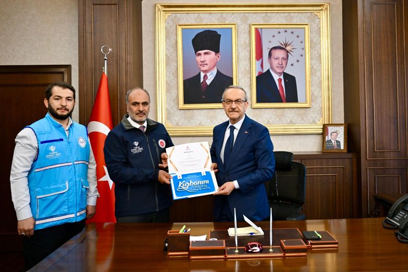 Vali Seddar Yavuz’dan TDV’ye Kurban Bağışı