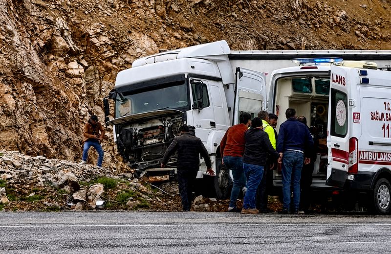 Tır Yoldan Çıktı: Sürücü Yaralandı