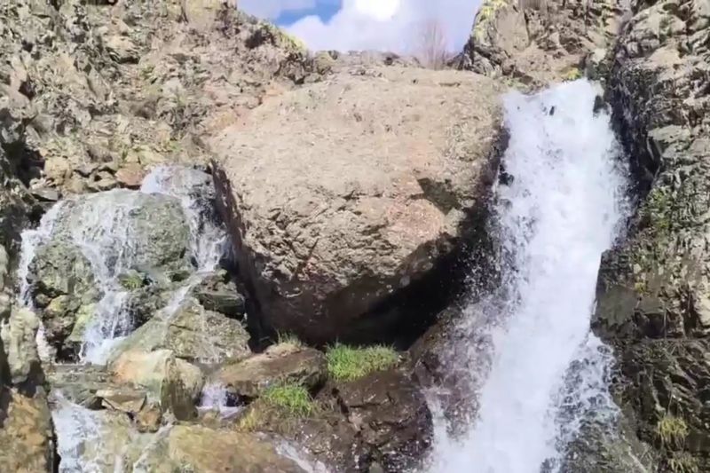 Kubbe Dağı Eteklerinden Akan Şelale Büyülüyor