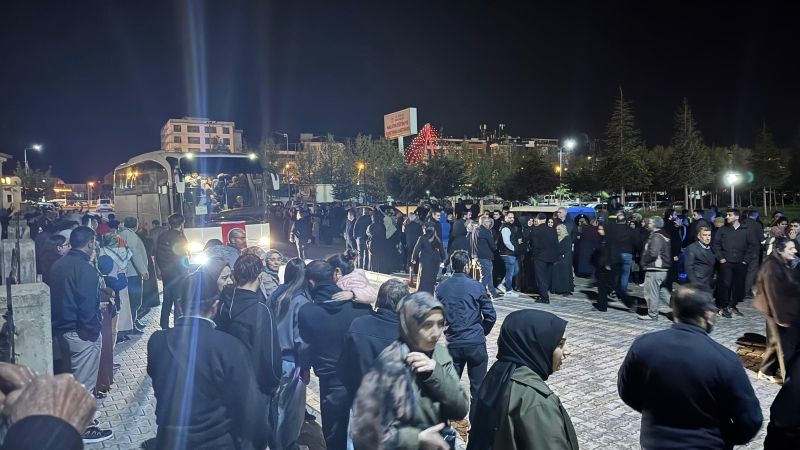 Kutsal Yolculukta Duygu Seli: İlk Hac Kafilesi Gözyaşlarıyla Uğurlandı
