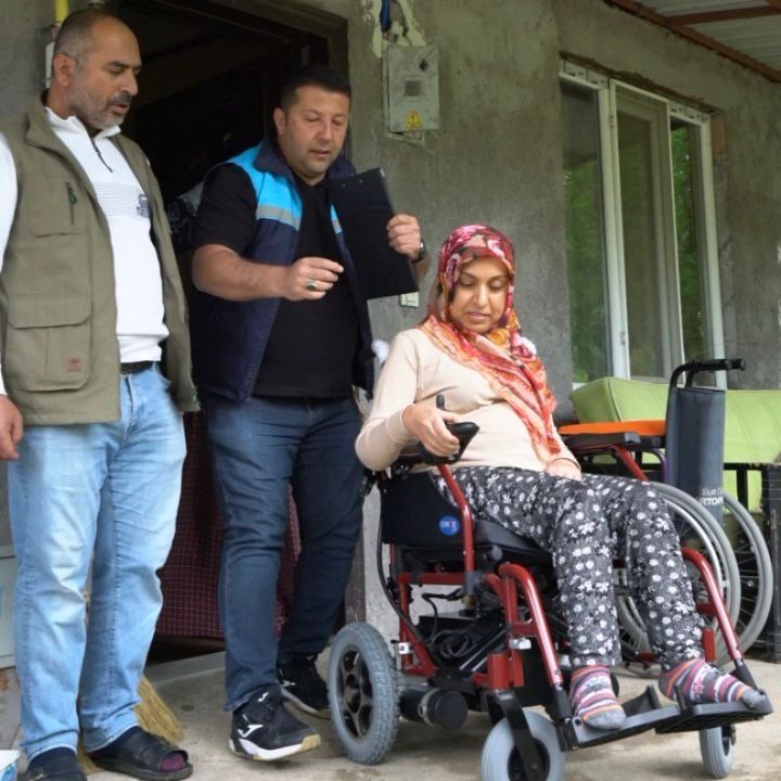 Büyükşehirden Engelli Bireylere Akülü Sandalye Desteği