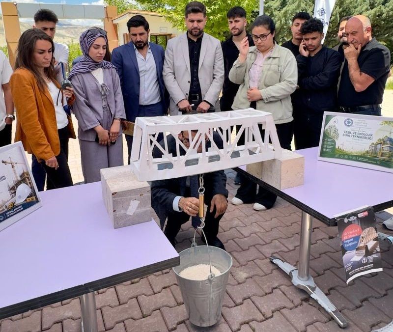 Maket Köprü Yarışmasında Öğrenciler Yeteneklerini Sergiledi