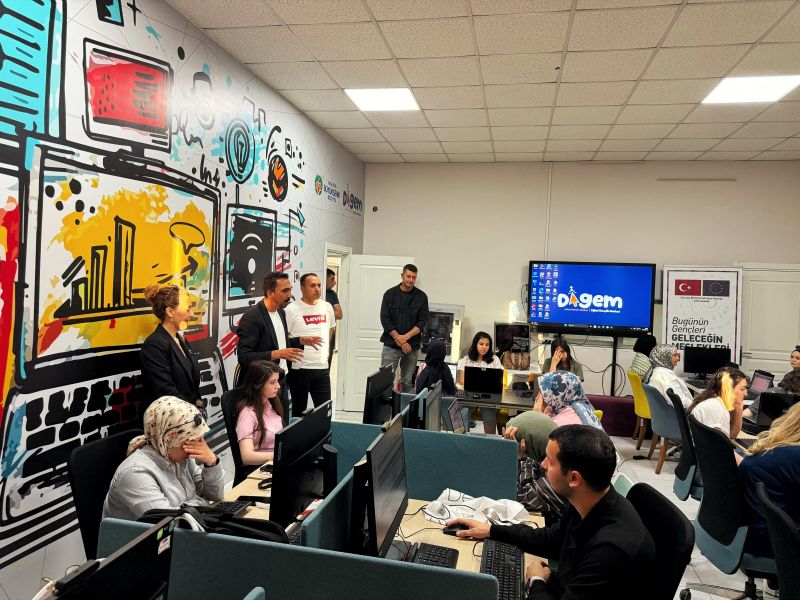 Türk Büro-Sen’den Adalet Adaylarına Ücretsiz Klavye Kursu Desteği