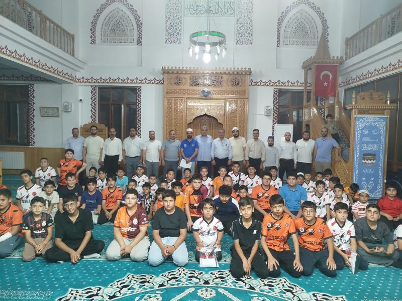Kur’an Kursu Öğrencilerine Forma ve Çiğ Köfte İkramı