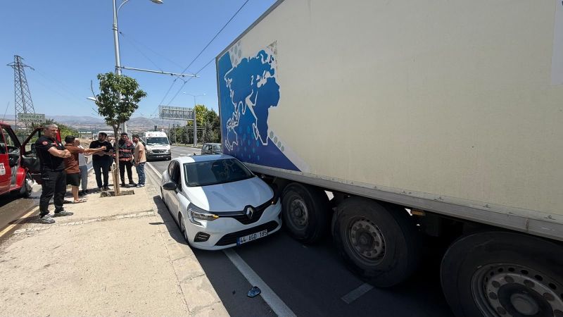 Otomobil Tıra Arkadan Çarptı; Kaza Ucuz Atlatıldı