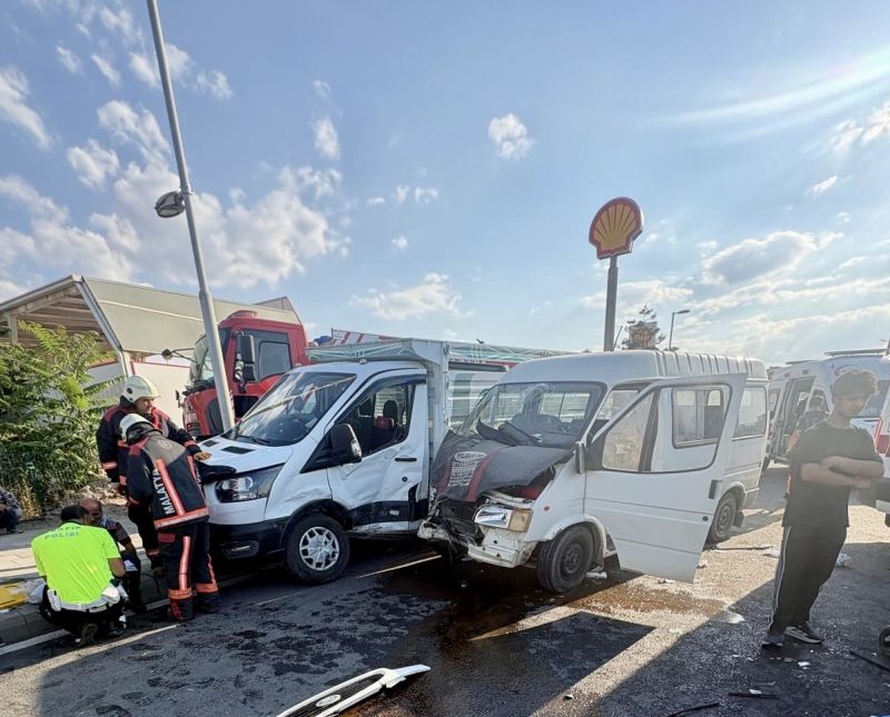 Yakınca’da Minibüs ile Kamyonet Çarpıştı: 6 Kişi Yaralandı