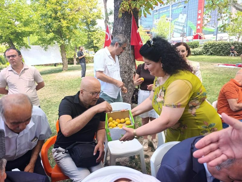 Malatyalılardan Güvenpark’ta Gazi ve Şehit Ailelerine Kayısı Desteği
