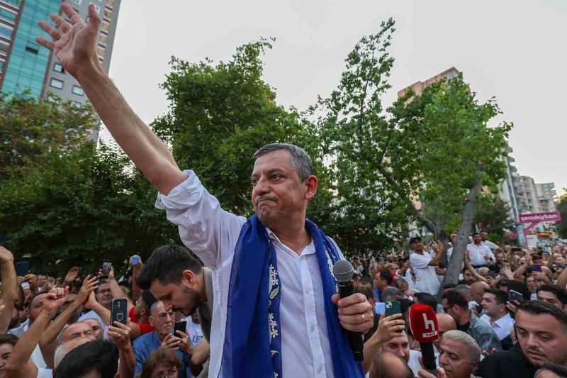 Özgür Özel ve 90 Milletvekili CHP'den Ayrıldı